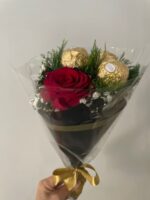 Arranjo Floral com 1 Rosa Gipsofila e Chocolate - Image 3