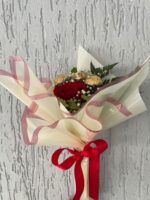 Arranjo Floral com 1 Rosa Gipsofila e Chocolate - Image 2